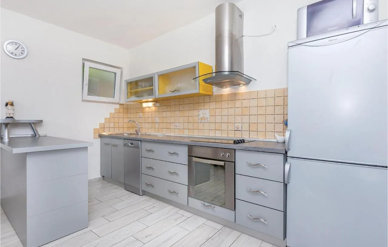 Beautiful Apartment In Selce With Kitchen 0*,