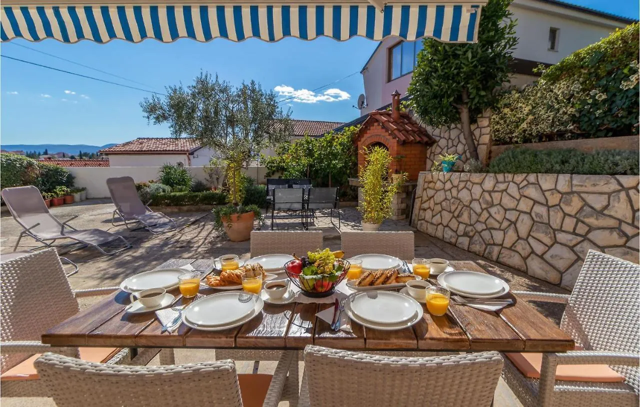 Beautiful Apartment In Selce With Kitchen